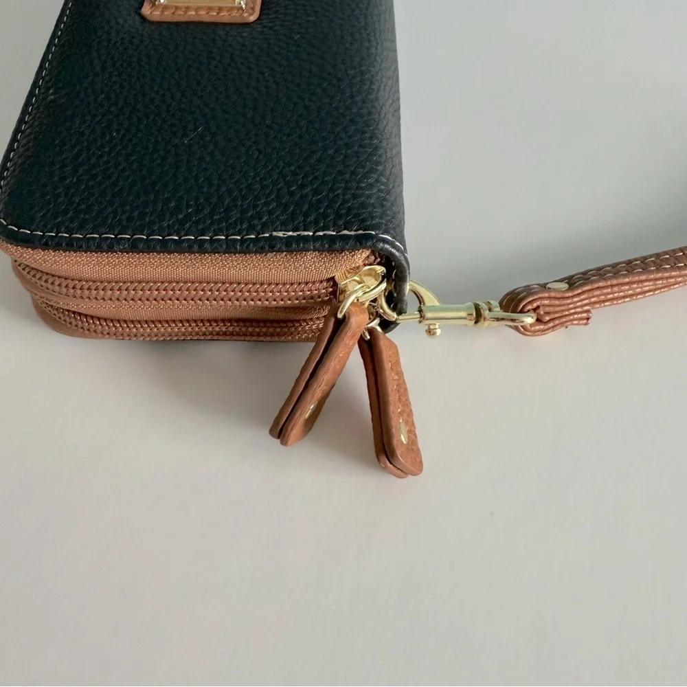 Stone Mountain Pebble Leather Wristlet Wallet Black Brown Zip Closure SZ Large